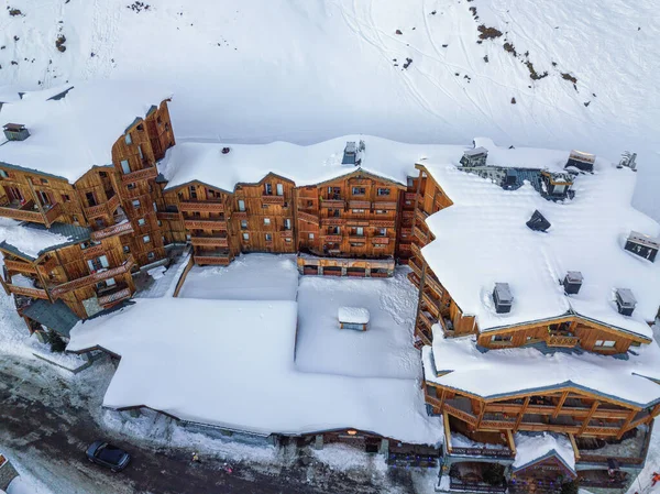 Drohnenaufnahmen von Holzchalet mit starkem Schneefall im Skigebiet Val Thorens — Stockfoto