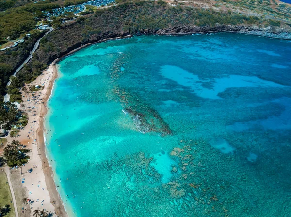 Havadan insansız hava aracı Hawaii 'deki Hanauma Körfezi Doğa Koruma Alanı' ndaki sahili görüntüledi. — Stok fotoğraf