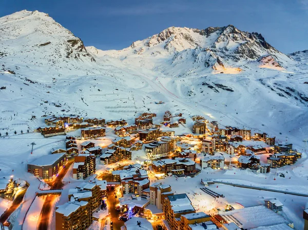 Flygdrönare sköt skymning utsikt över Val Thorens, skidort i Haut Savoie, Frankrike — Stockfoto