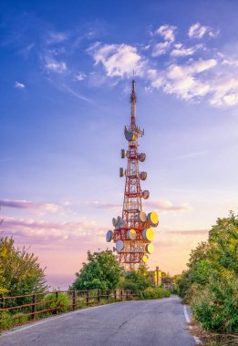 Genova 'daki Cenova Mount Fregoso' nun tepesinde gün batımında Telekom Radyo Kulesi