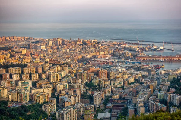 Luftdrohne schoss Blick auf Hafen von Genua in Italien — Stockfoto