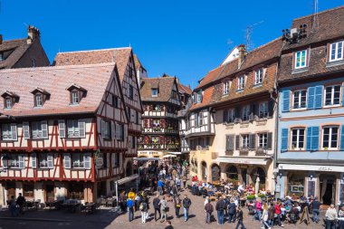 Colmar, Fransa - 30 Nisan 2017: Colmar, Alsace, Doğu Fransa 'daki tarihi bir kasabada yürüyen insanlar