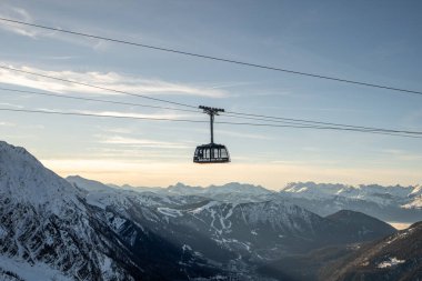 Aiguille du Plân 'a giden teleferik havalandı.
