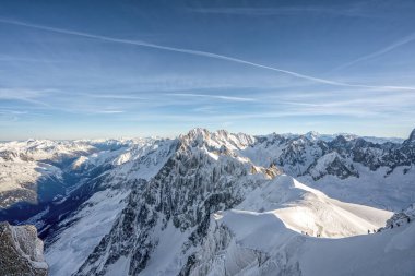 Kayakçı yavaş yavaş Alp dağlarının tepesindeki dağ yamacında yürür.