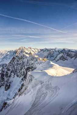 Kayakçı yavaş yavaş Alp dağlarının tepesindeki dağ yamacında yürür.