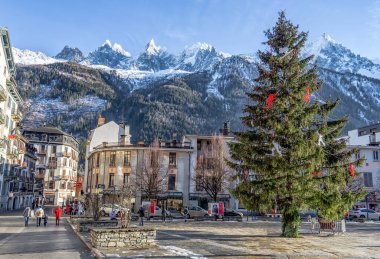 Chamonix, Fransa - 25 Aralık 2018: Arka planda dağ zirvesi olan Chamonix şehir merkezi meydanı