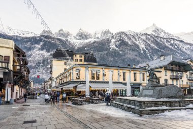 Chamonix, Fransa - 25 Aralık 2018: Arkasında Alpler sıradağları olan şehir merkezi