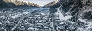 Fransız Alplerinde Chamonix Mont Blanc 'ın hava panoramik drone görüntüsü