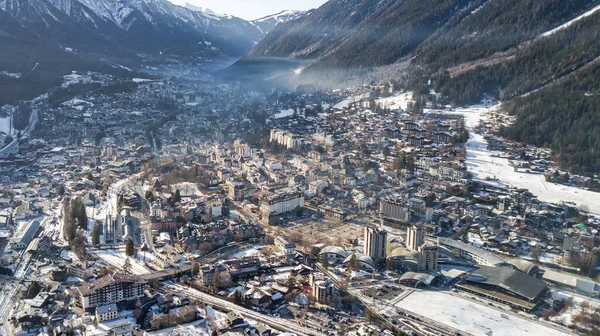 Vista aérea del avión no tripulado de la ciudad de Chamonix cubierta de nieve por la tarde — Foto de Stock