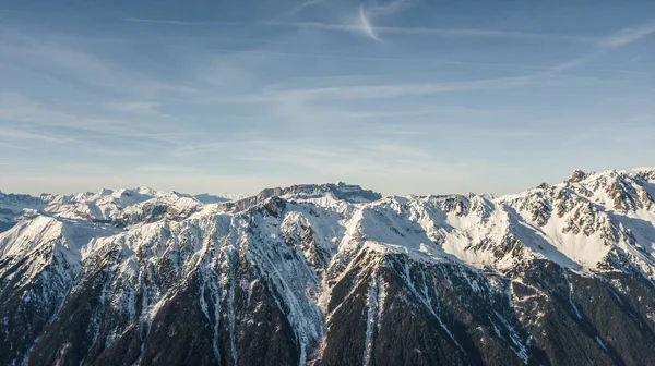 Letecký dron pohled zasněžený Mont Brevent v mount blanc, Francouzské Alpy — Stock fotografie