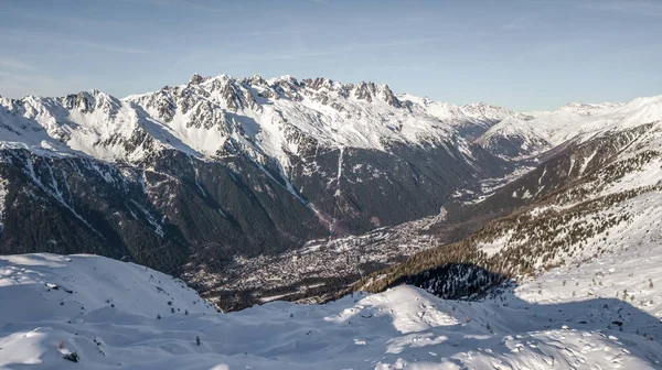 Luftaufnahme der Stadt Chamonix am Fuße des schneebedeckten Gebirges — Stockfoto
