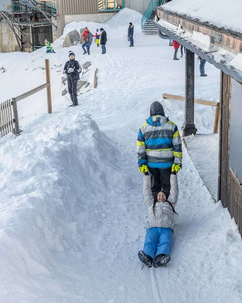 Chamonix, Frankrijk - 26 december: Een meisje werd door iemand anders op de sneeuwberg gesleept — Stockfoto