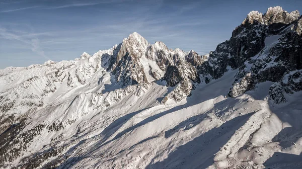 Uitzicht vanuit de lucht op Aiguille du plan, op de top van de Franse Alpen — Stockfoto