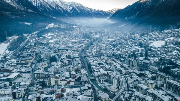 Fransız Alplerinde Chamonix Mont Blanc 'ın hava aracı görüntüsü