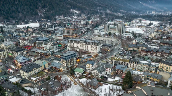 Fransız Alplerinde Chamonix Mont Blanc 'ın hava aracı görüntüsü