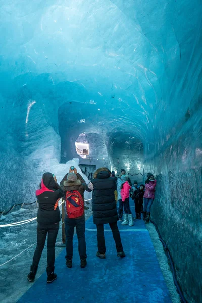 Chamonix, France - Cember 29: Tourists in the Ice Cave, in Montenvers near Chamonix — Stockfoto