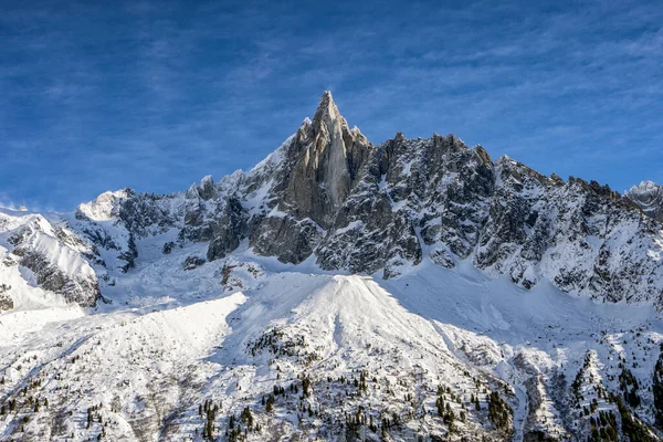 Čistý výhled na Aiguille du Dru u Chamonix, Francouzské Alpy — Stock fotografie