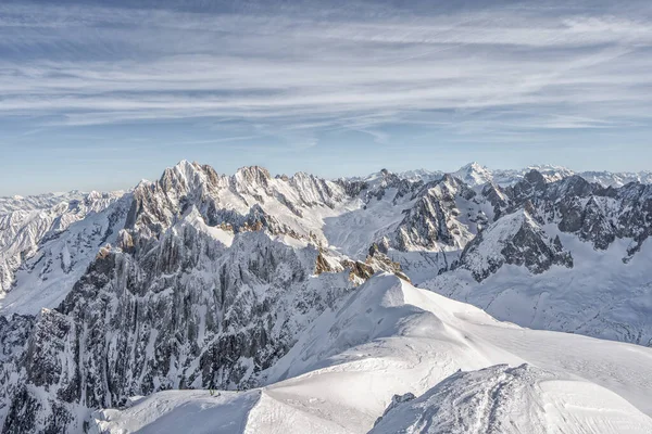 Escursionista sciatore lento a piedi giù su un massiccio pendio di montagna di neve sulla cima delle Alpi mont blanc — Foto Stock