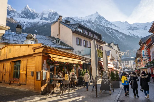 Chamonix, France - December 25, 2018: busy street in Chamonix on Christmas day afternoon — Stock Photo, Image