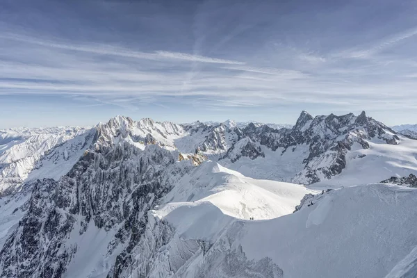 Caminhante esquiador lento descer em uma enorme encosta de montanha de neve no topo de alpes mont blanc — Fotografia de Stock