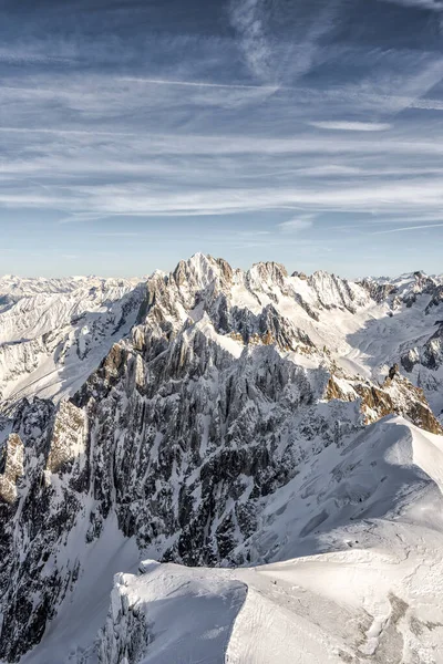 Lyžař pomalé chůze dolů na masivní sněhové horské stráni na vrcholu Alp mont blanc — Stock fotografie