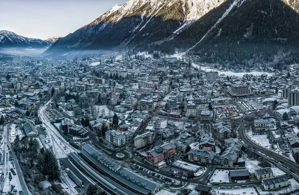 Vista aérea do drone de Chamonix Mont Blanc, em Alpes Franceses — Fotografia de Stock