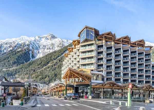 Chamonix, Francja - 25 grudnia 2018: Alpina Hotel w Chamonix z tłem górskim alp — Zdjęcie stockowe