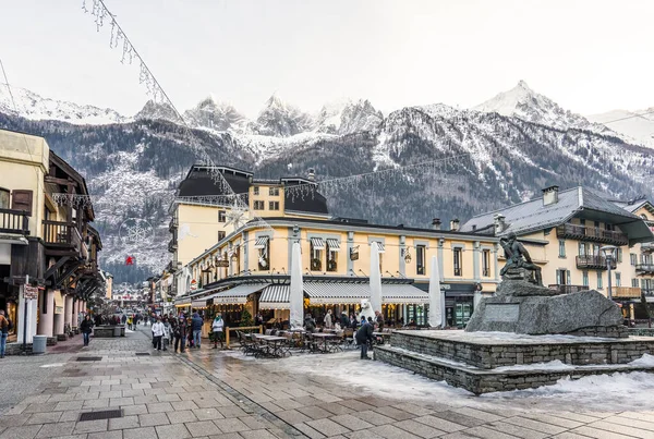 Chamonix, France - December 25, 2018: City center on Christmas day with Alps mountain range in the background — Stock Photo, Image