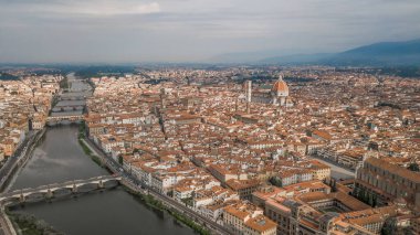 Hava aracı sabah Floransa şehir merkezindeki dağ meydanını görüntüledi.
