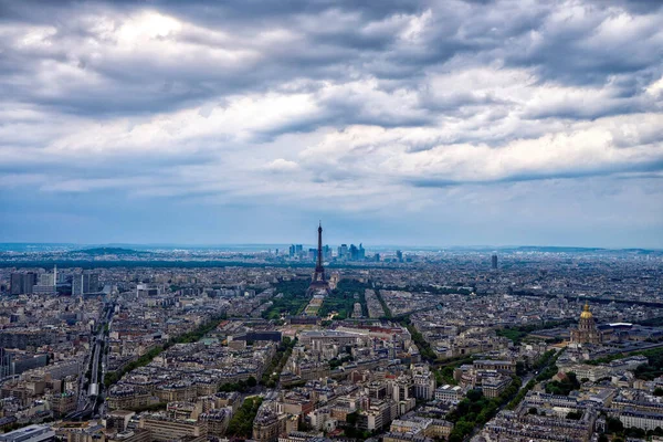 Ейфелева вежа зустрічає сильну літню бурю з видом міста в Парижі. — стокове фото