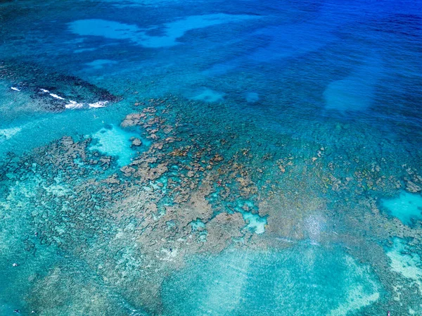 Havadan insansız hava aracı Hawaii 'deki Hanauma Körfezi Doğa Koruma Alanı' ndaki sahili görüntüledi. — Stok fotoğraf