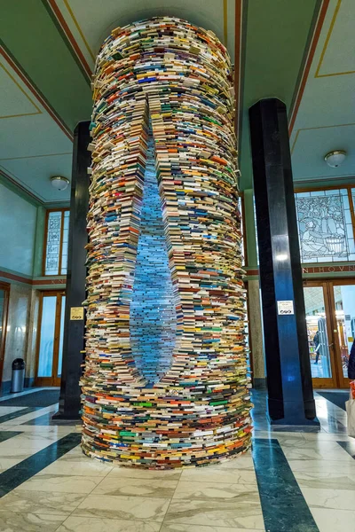 Prag Halk Kütüphanesi içindeki içi boş kitap sütunu