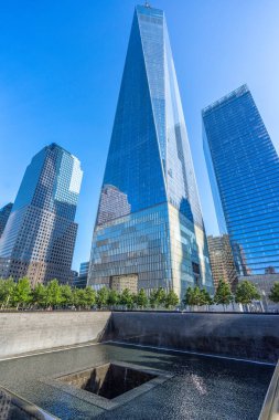 Manhattan, New York 'taki One World Ticaret Merkezi binasının yukarı bakan görüntüsü