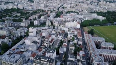 Paris 'in hava aracı görüntüsü. Monsouris Parkı yakınlarındaki su deposu.