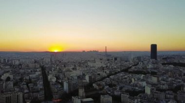 Paris 'te gün batımını gösteren hava aracı görüntüsü Eyfel kulesi ve arka planda Tour Montparnasse