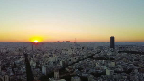 Vistas aéreas drone tiro do pôr do sol em Paris com Torre Eiffel e Montparnasse Tour no fundo — Vídeo de Stock