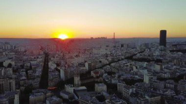 Paris 'te gün batımını gösteren hava aracı görüntüsü Eyfel kulesi ve arka planda Tour Montparnasse