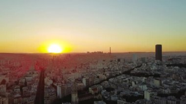 Paris 'te gün batımını gösteren hava aracı görüntüsü Eyfel kulesi ve arka planda Tour Montparnasse