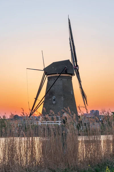 Golden red sunset cast on Mulini a vento a Kinderdijk vicino Rotterdam, Paesi Bassi — Foto Stock