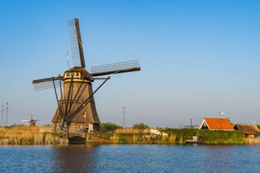 Hollanda, Rotterdam yakınlarındaki Kinderdijk 'teki ünlü rüzgar değirmenleri.
