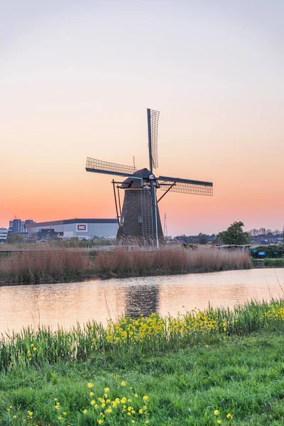 Golden red sunset cast on Mulini a vento a Kinderdijk vicino Rotterdam, Paesi Bassi — Foto Stock