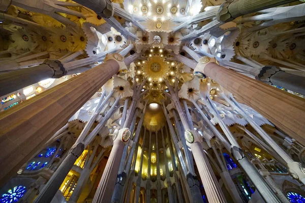Barcelone, Espagne - 26 février 2017 : Plafond et colonnes de la basilique de la Sagrada Familia avec lumière du soleil colorée — Photo