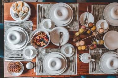 Eşsiz porselen tabakta ev yapımı brunchlar ve makaronlar.