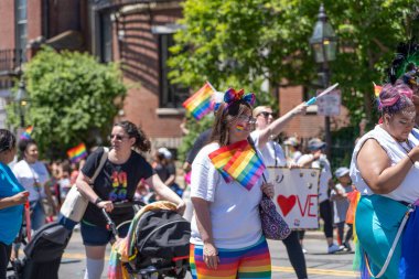 Boston, ABD - 8 Haziran: Gökkuşağı, bayrak ve pantolonlu bir kız