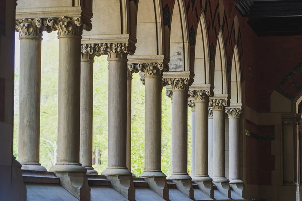 Colums estilo romano na passagem na Universidade de Havard — Fotografia de Stock