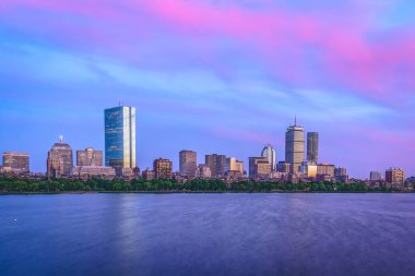 Yazın Chalres Nehri 'nin yanında Boston' un mor gün batımı manzarası