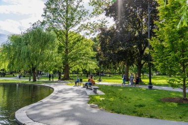 Boston, ABD - 3 Haziran: Pepole Boston Halk Bahçesinde güneşli bir yazın keyfini çıkarın
