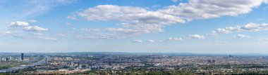 Kahlenberg Colline 'dan Viyana şehrinin panoramik hava aracı görüntüsü