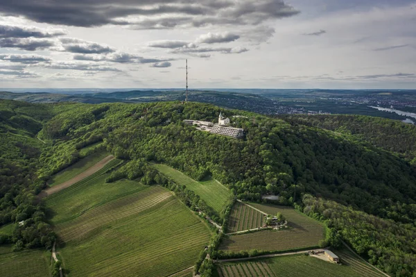 Avusturya, Viyana dışındaki St. Joseph Kilisesi ile Kahlenberg Collin 'in insansız hava aracı görüntüsü. — Stok fotoğraf