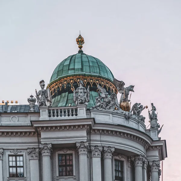 La cúpula del Palacio Imperial de Hofburg después del atardecer antes del anochecer en Viena, Austria — Foto de Stock